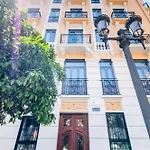 Well Lit And Creatively Designed Appartamento
