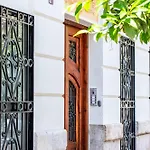 Well Lit And Creatively Designed Appartamento