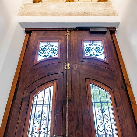 Well Lit And Creatively Designed * Valenza