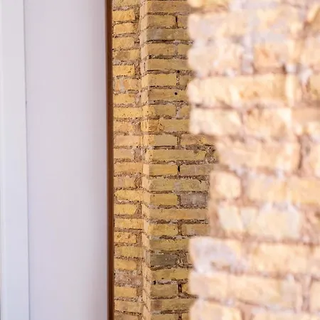 Well Lit And Creatively Designed 아파트