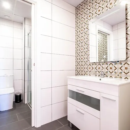 Well Lit And Creatively Designed Apartamento *