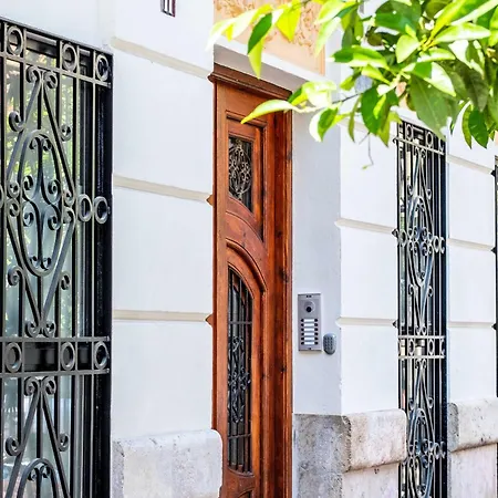 Well Lit And Creatively Designed Apartamento