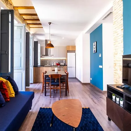 Well Lit And Creatively Designed Apartament Walencja